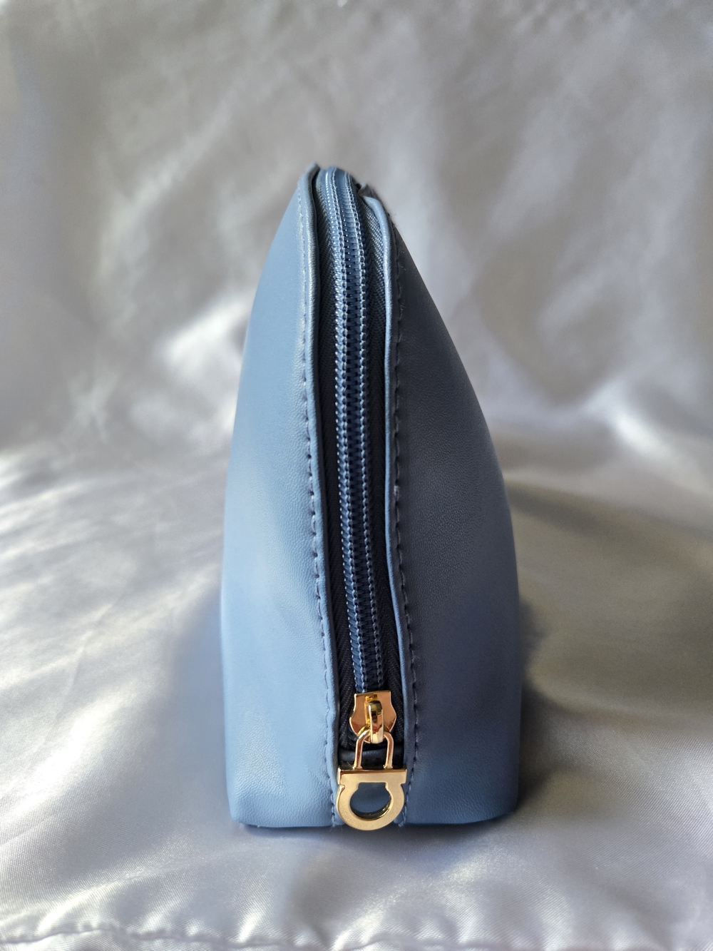 Salvatore Ferragamo Parfumes Cosmetic Pouch with Gold Plaque EUC - Picture 3 of 14